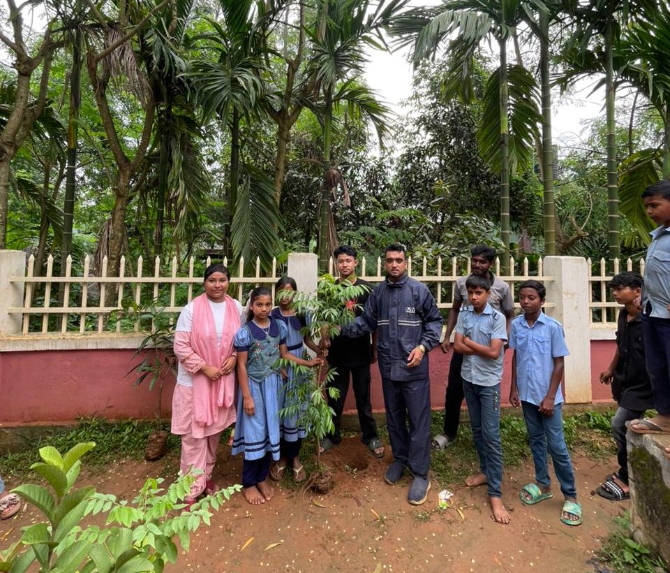 উদ্যোক্তা হাবিব নিশো: আউশনারা ইউনিয়নে নবজাতকের জন্ম স্মরণীয় করতে এবং পরিবেশ রক্ষায় শিশুর নামে দুটি করে চারা গাছ নিজ হাতে রোপণ করে দিচ্ছেন সমাজসেবক হাবিব নিশো। তাঁর এই ব্যতিক্রমী উদ্যোগ এলাকায় ব্যাপক প্রশংসিত হয়েছে। ছবি: কালের প্রতিধ্বনি