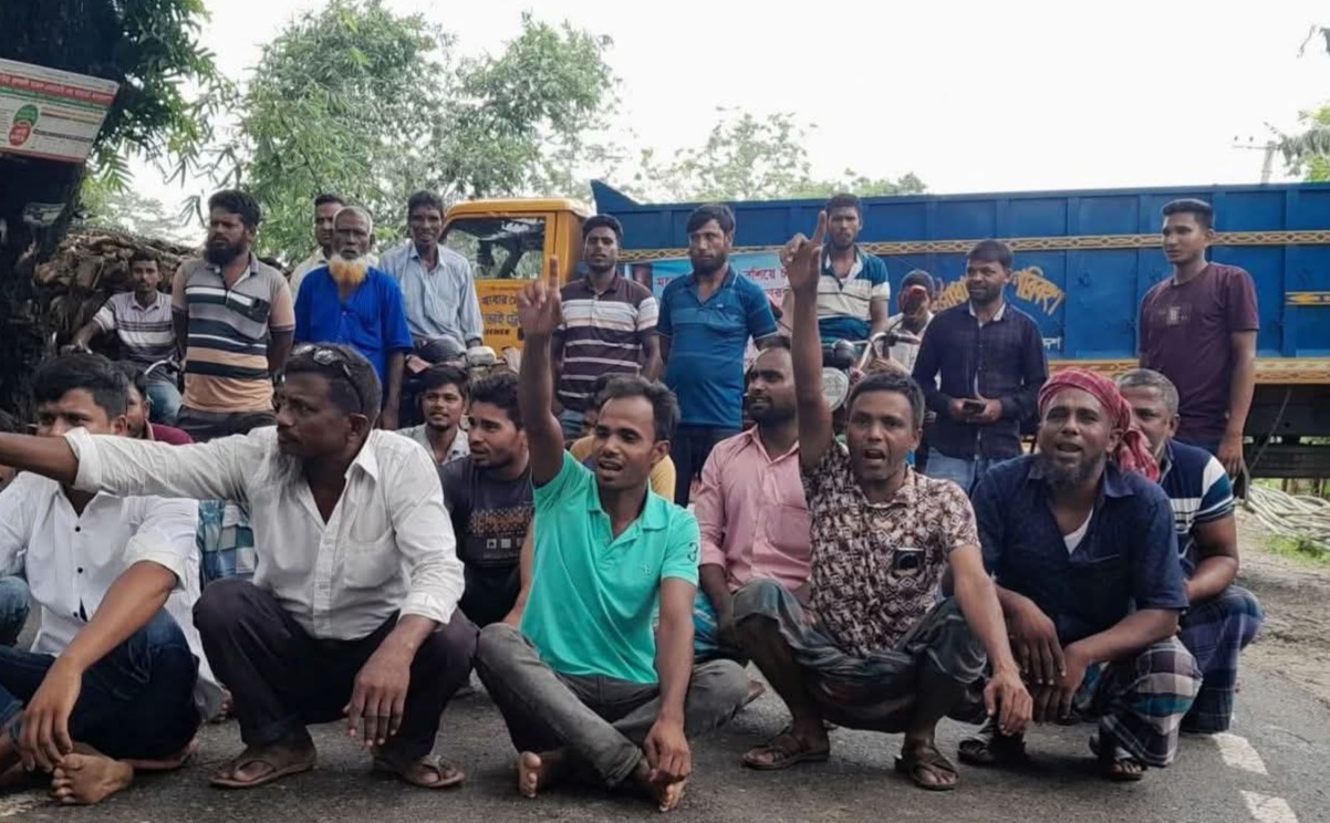 চাঁদাবাজির প্রতিবাদে লালমনিরহাটের বাউরা এলাকায় মহাসড়ক অবরোধ করে চালকদের বিক্ষোভ। ছবি: সোহাগ হোসেন শান্ত চাঁদাবাজির প্রতিবাদে লালমনিরহাটের বাউরা এলাকায় মহাসড়ক অবরোধ করে চালকদের বিক্ষোভ। ছবি: সোহাগ হোসেন শান্ত